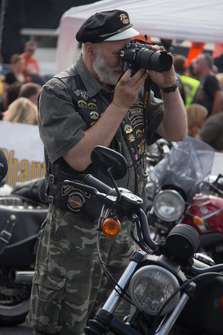 Der alte Captain beim Fotografieren