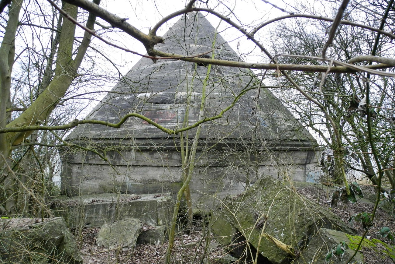 der alte (gesprengte) Rundbunker