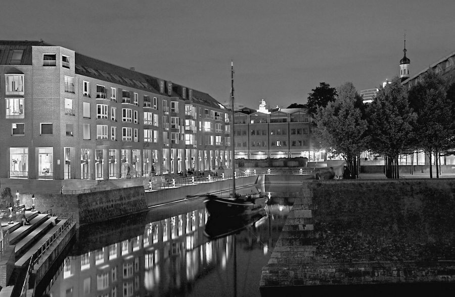 Der alte Hafen am Rhein s/w