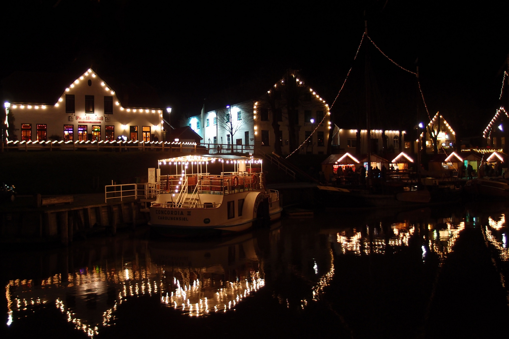 Der alte Hafen von Carolinensiel bei Nacht