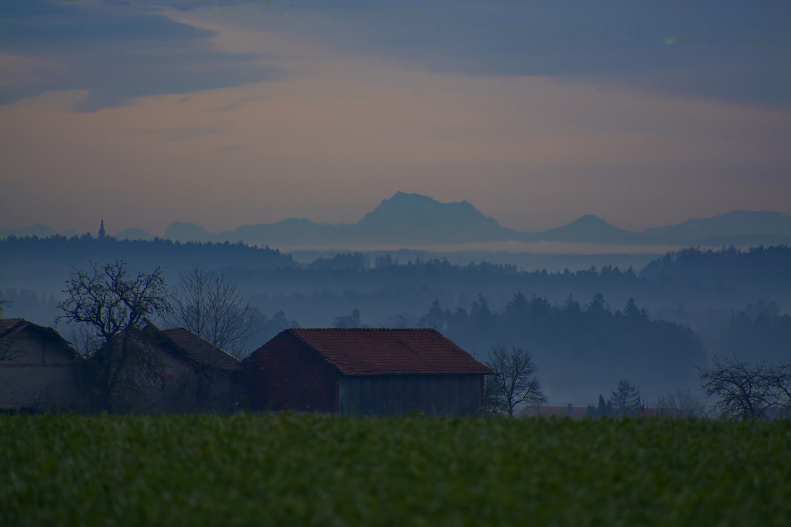 Der alte Hof und der Morgennebel