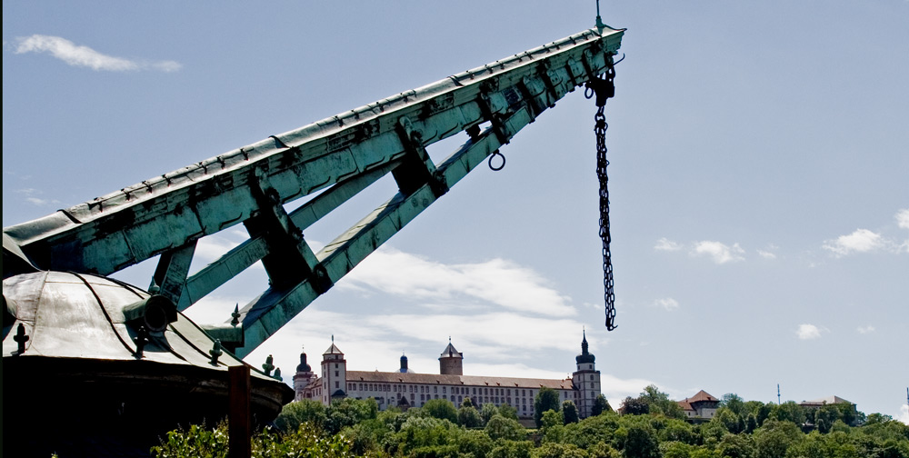 DER ALTE KRAN MIT FESTUNG MARIENBERG-WÜRZBURG