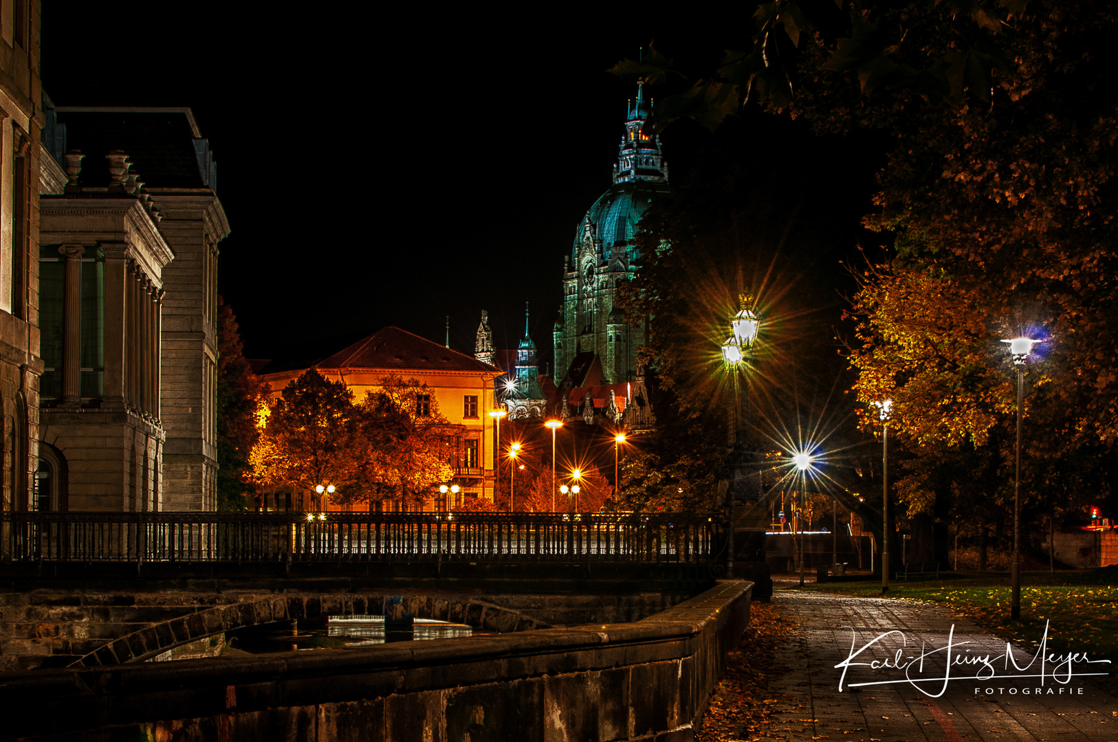 Der "alte Landtag" mit dem neuen Rathaus.