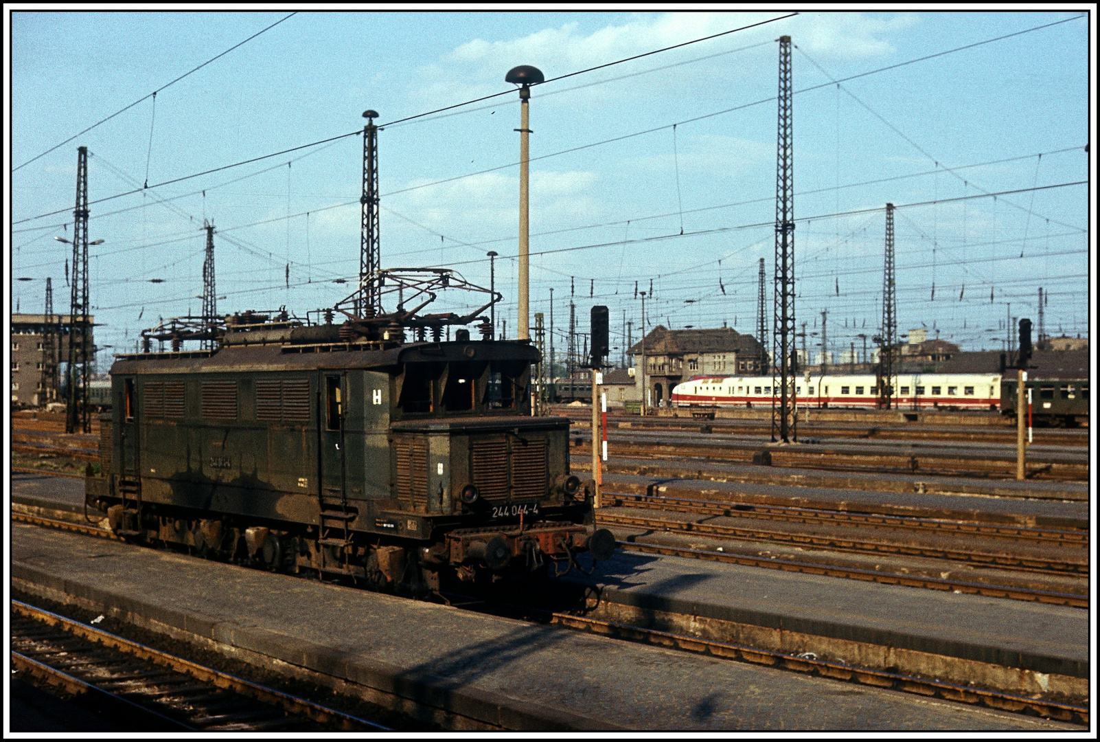 Der alte Leipziger Hbf, sein Gleisvorfeld und 44 044 + VT 175 .........