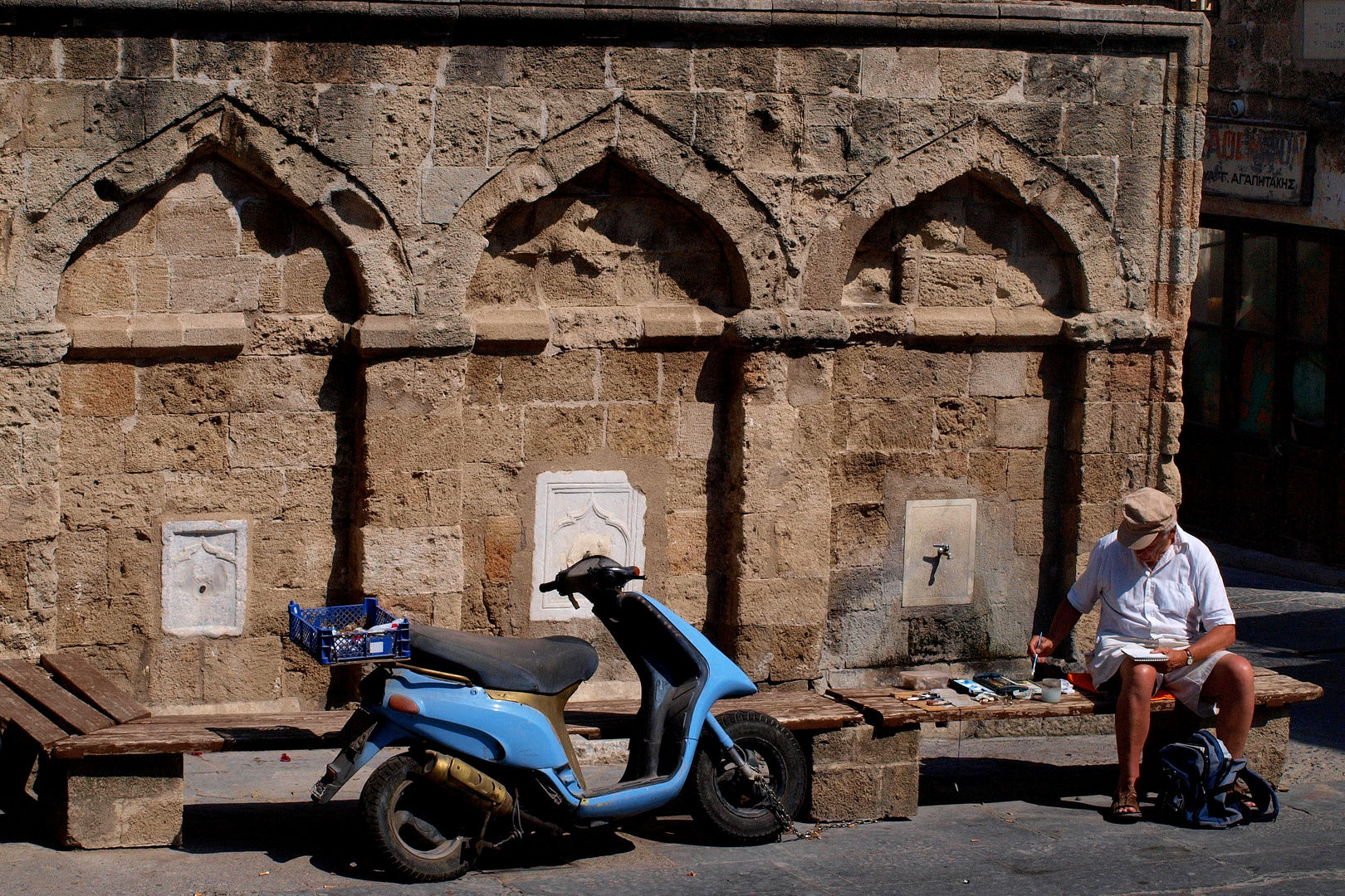 "Der alte Maler und sein Roller" in der Altstadt von Rhodos