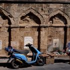 "Der alte Maler und sein Roller" in der Altstadt von Rhodos