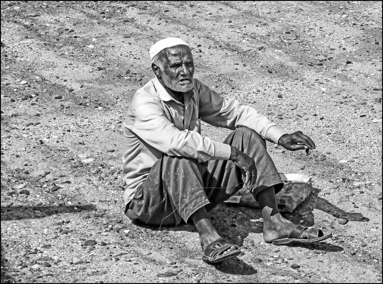 DER ALTE MANN AM STRAND... 2