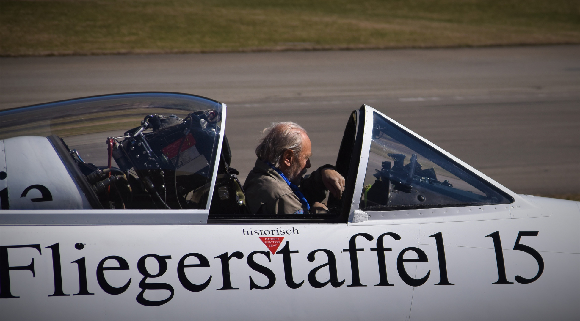 Der alte Mann im Cockpit