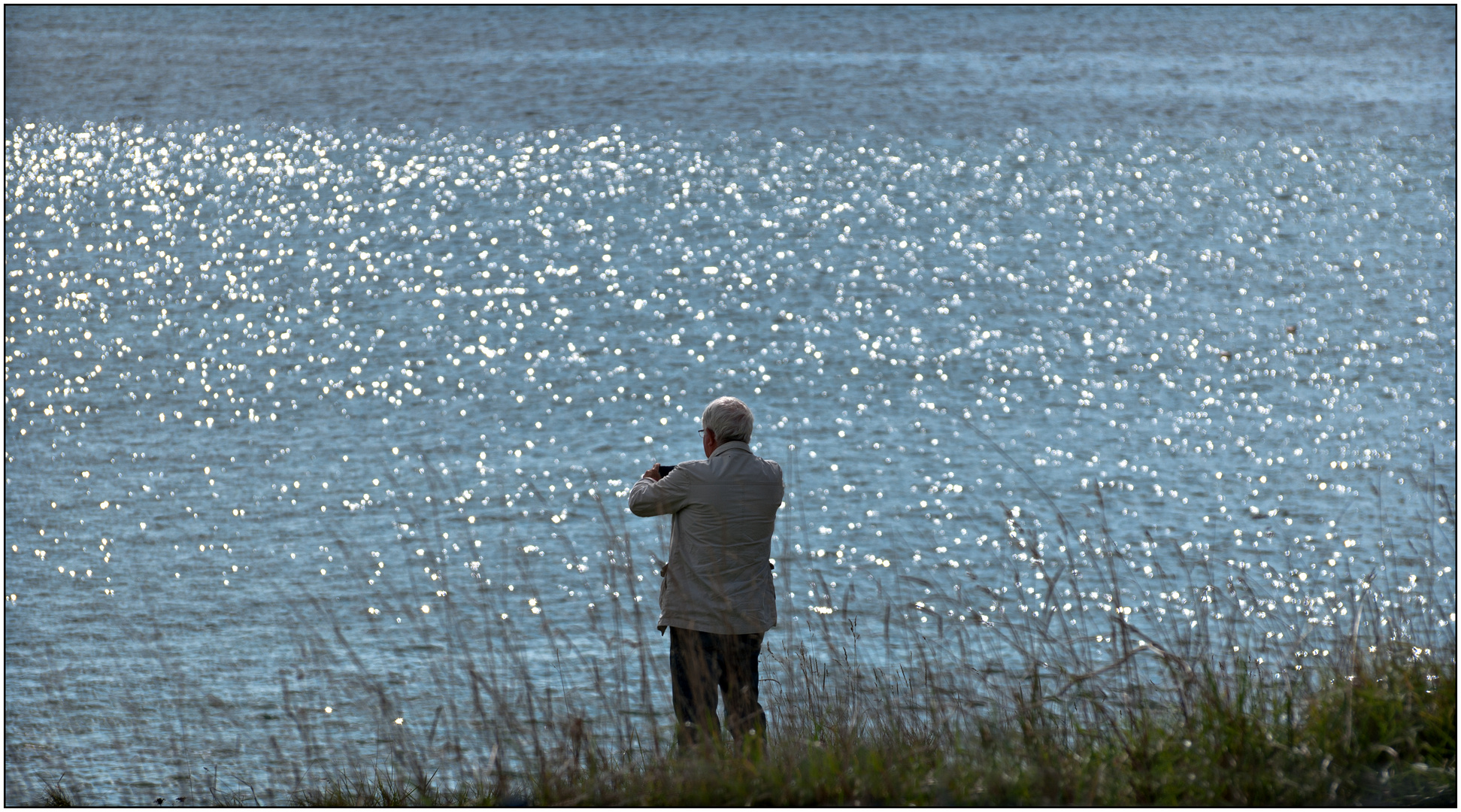 Der alte Mann knipst das Meer