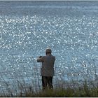 Der alte Mann knipst das Meer