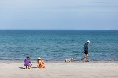 Der alte Mann und der Hund und das Mädchen und der Junge und das Meer