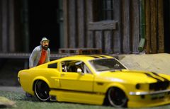 Der Alte mit dem gelben Mustang