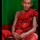 Der alte Mönch saß in einer dunklen Mauerecke der überaus prächtigen Shwedagon-Pagode