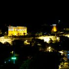 Der alte Regierungspalast und der Uhrenturm in der Nacht