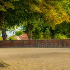 Der alte Schulhof in herbstlichen Glanz