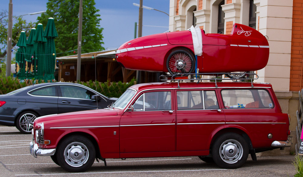 der alte Volvo mit dem Velomobile