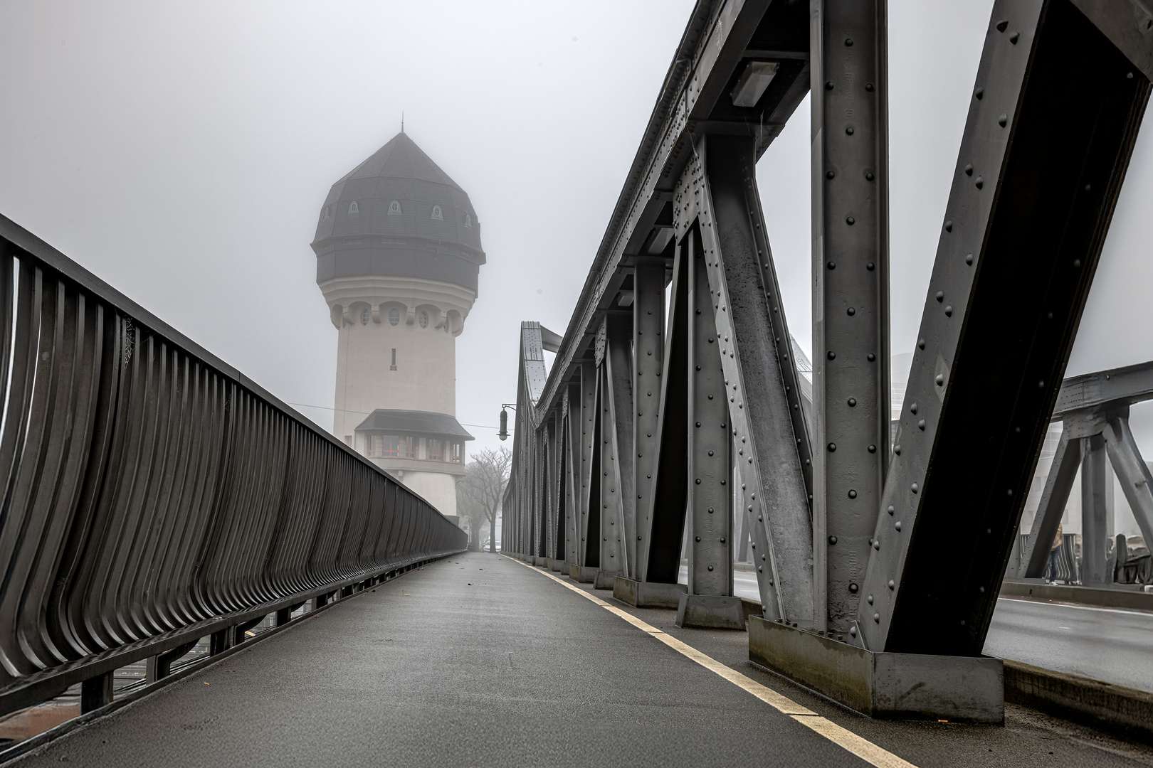 Der alte Wasserturm im Oktobernebel