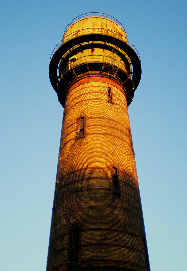 Der alte Wasserturm in Alsdorf im Sonnenlicht