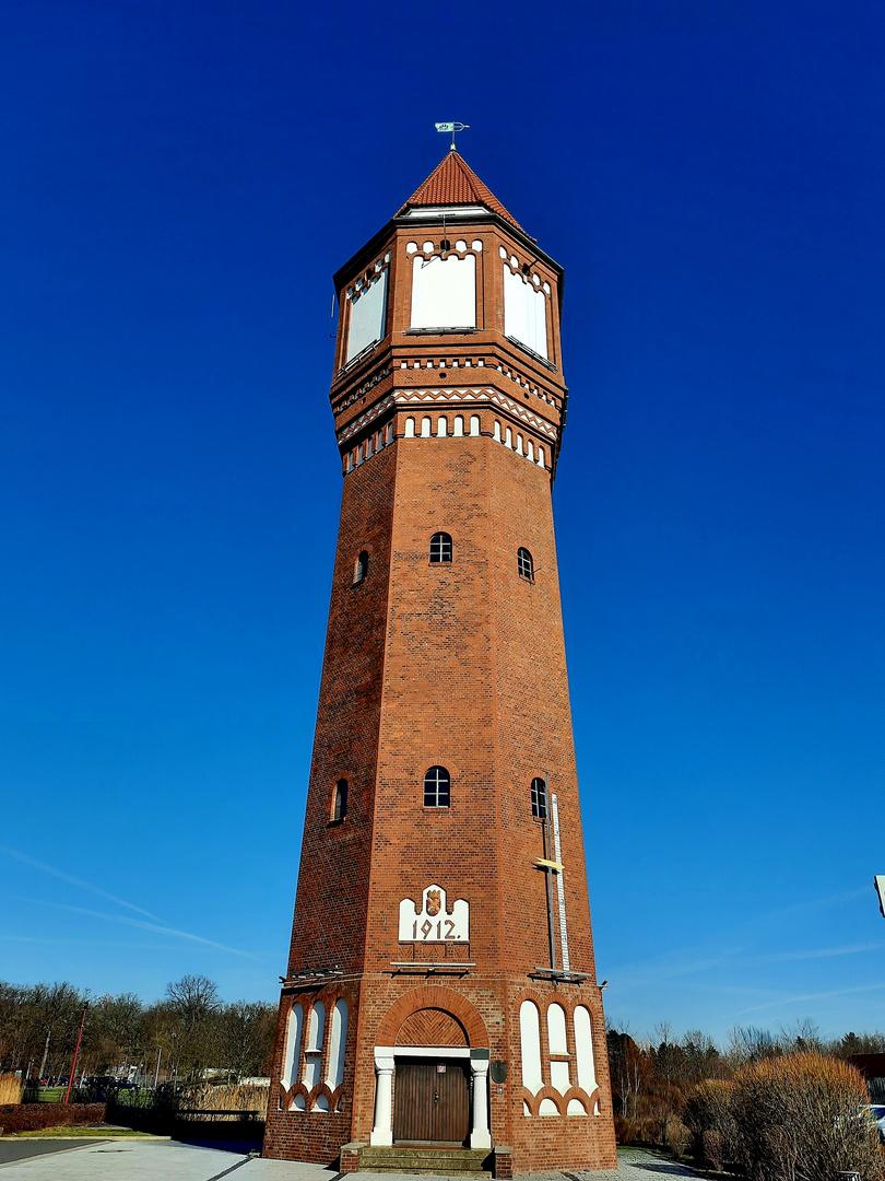 Der alte Wasserturm in Lehrte bei blauem Himmel !