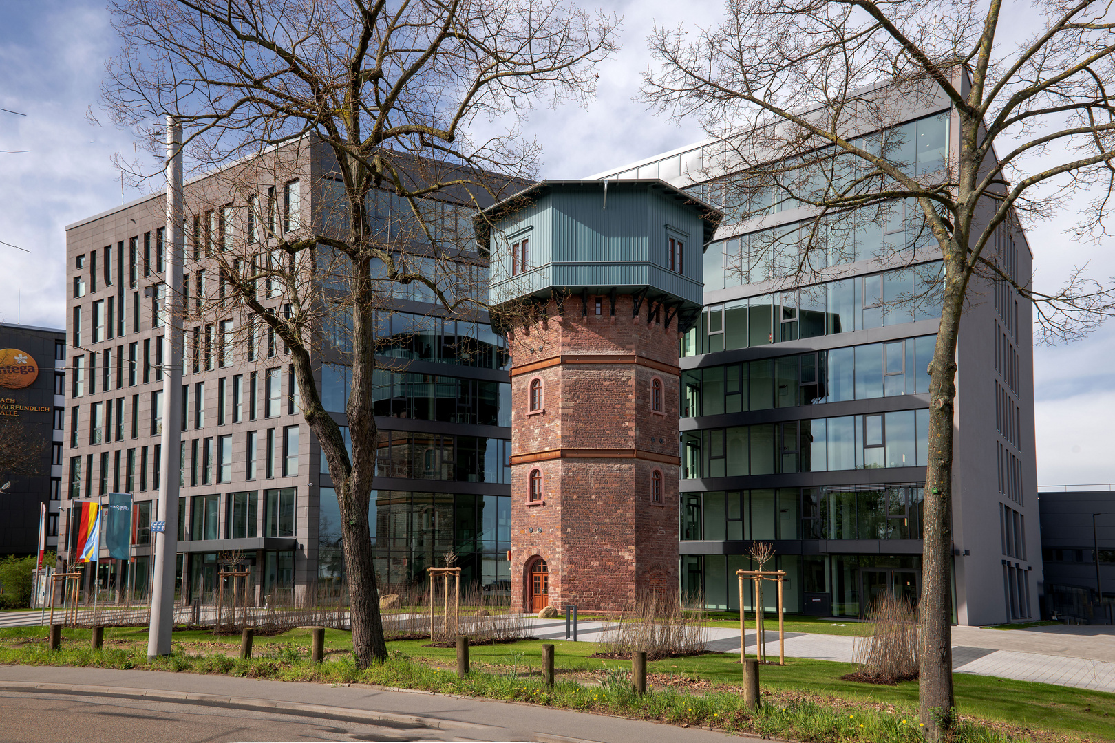 Der alte Wasserturm (mit Neubau)