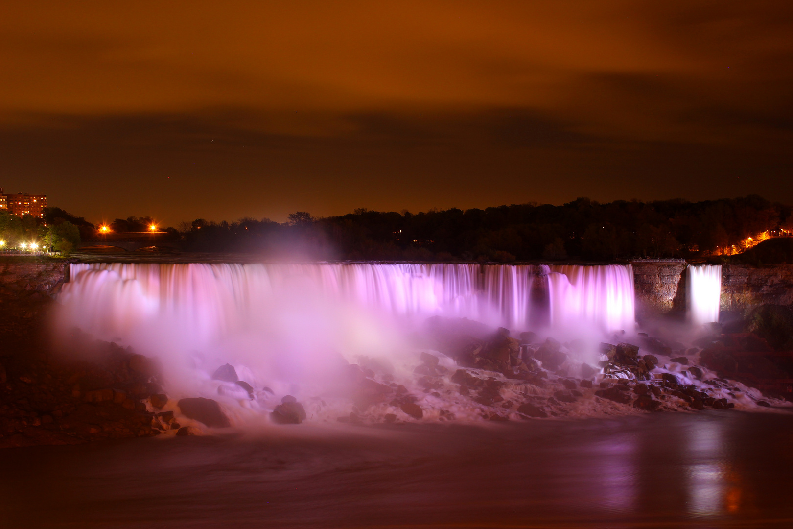 der amerikanische Niagara Fall bei Nacht am 15.05.2013