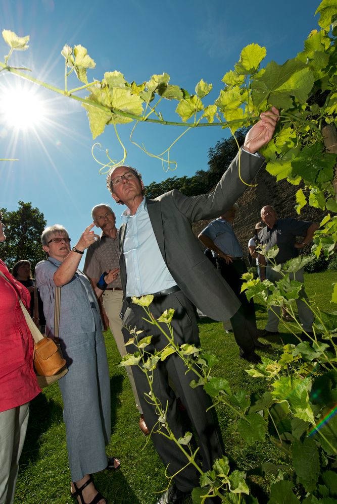 Der Andernacher OB Achim Hütten erläutert das Konzept von "Grüne, essbare Stadt Andernach"