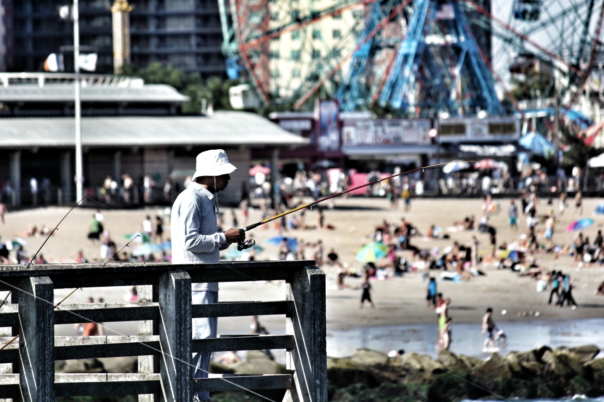 Der Angler am Badestrand