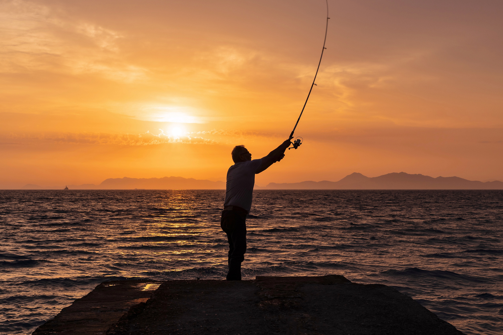 Der Angler im Abendlicht