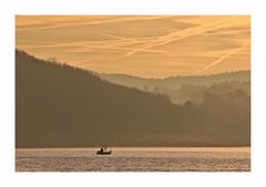 Der Angler im eisigen Wind