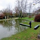 Der Angler im Wiesweiher Park