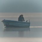 Der Angler kehrt im Nebel vom Fischfang zurück.
