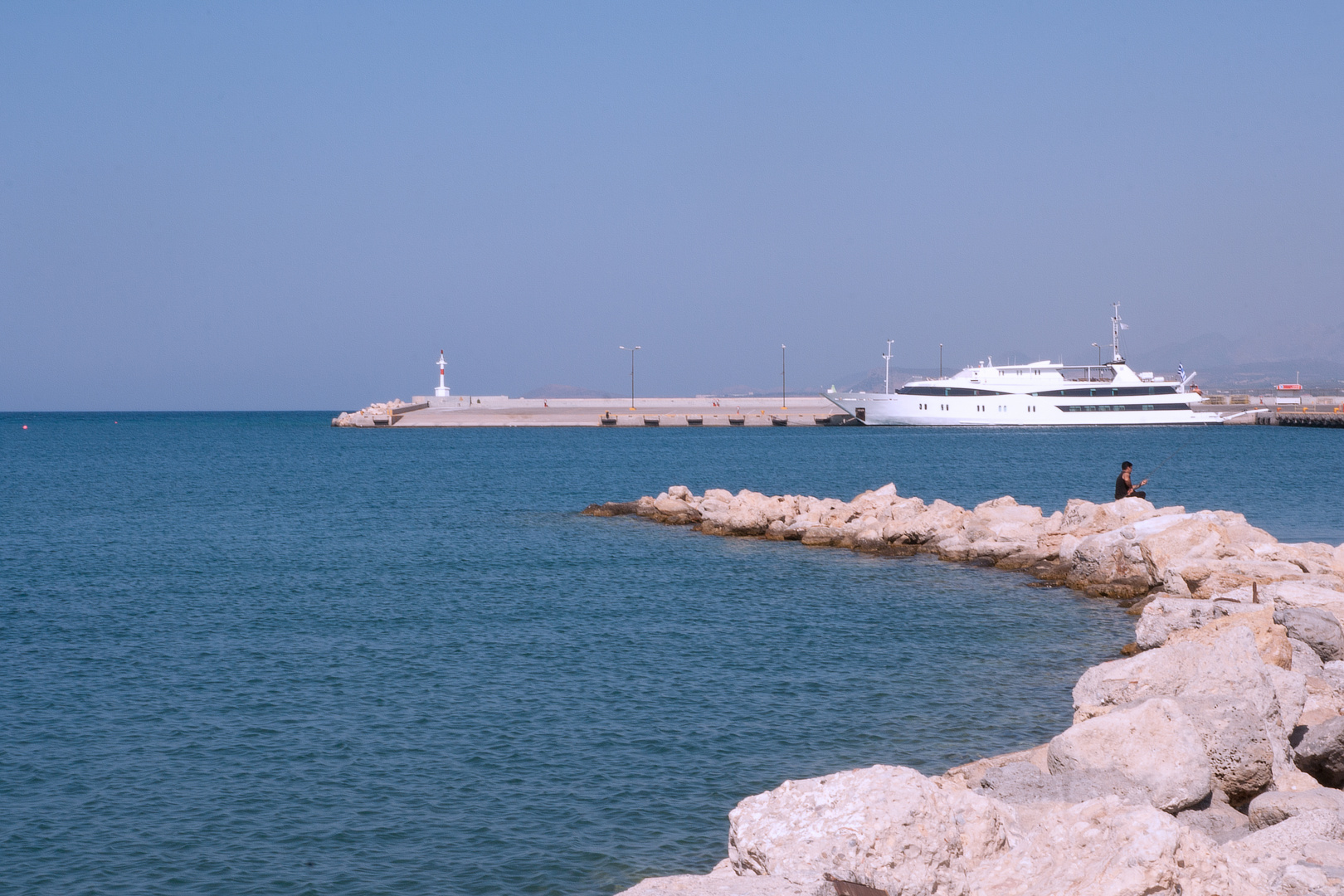 Der Angler und das Boot... (Hafen Rethymnon)