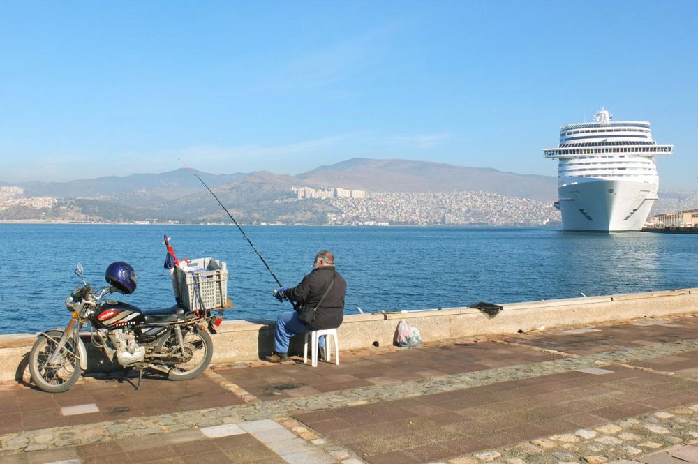 DER ANGLER UND DAS KREUZFAHRTSCHIFF