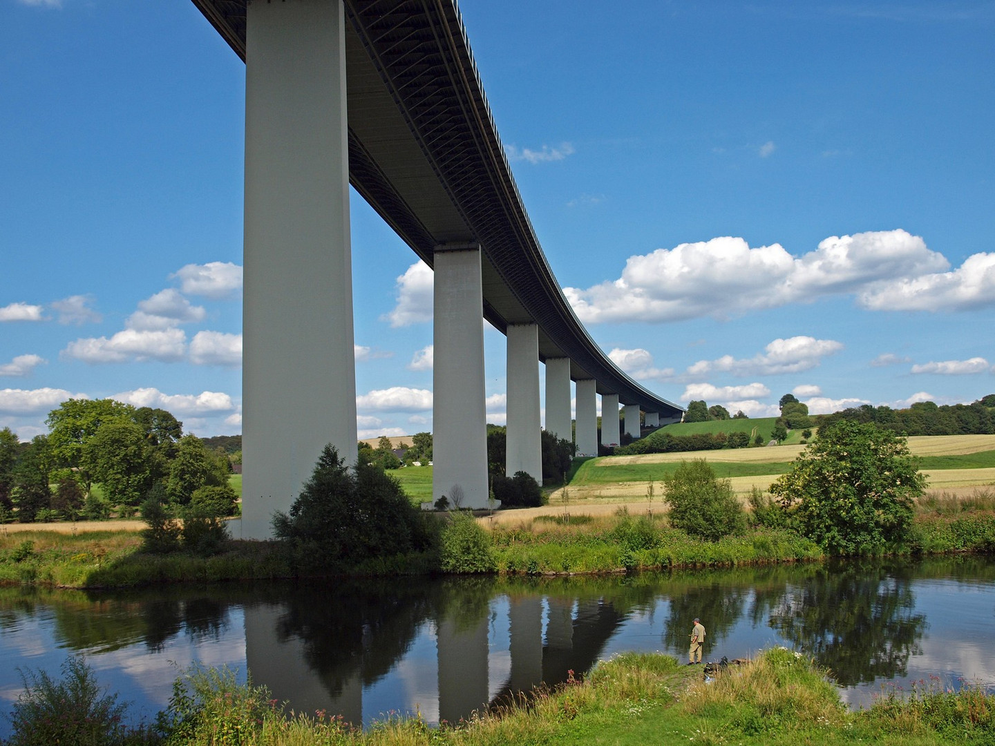 Der Angler unter der Brücke