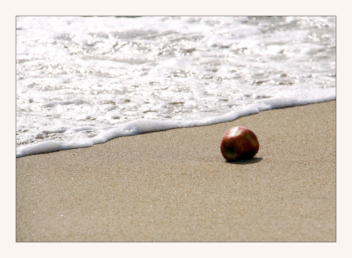 der Apfel am Strand