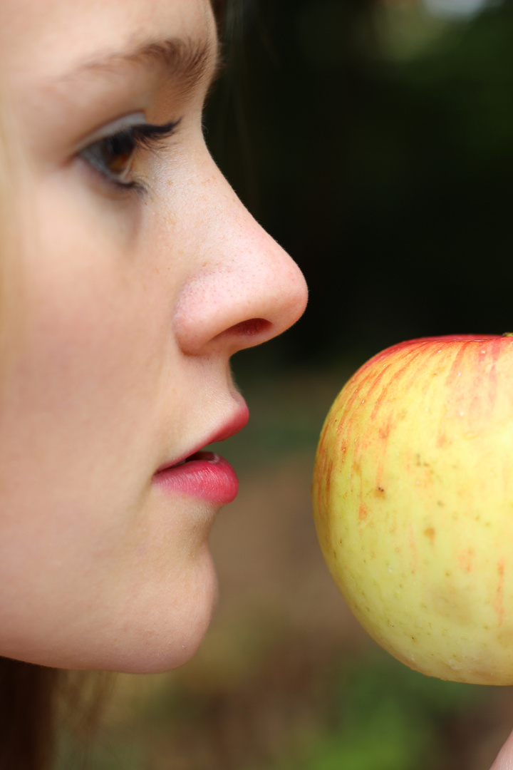 Der Apfel und das Mädchen