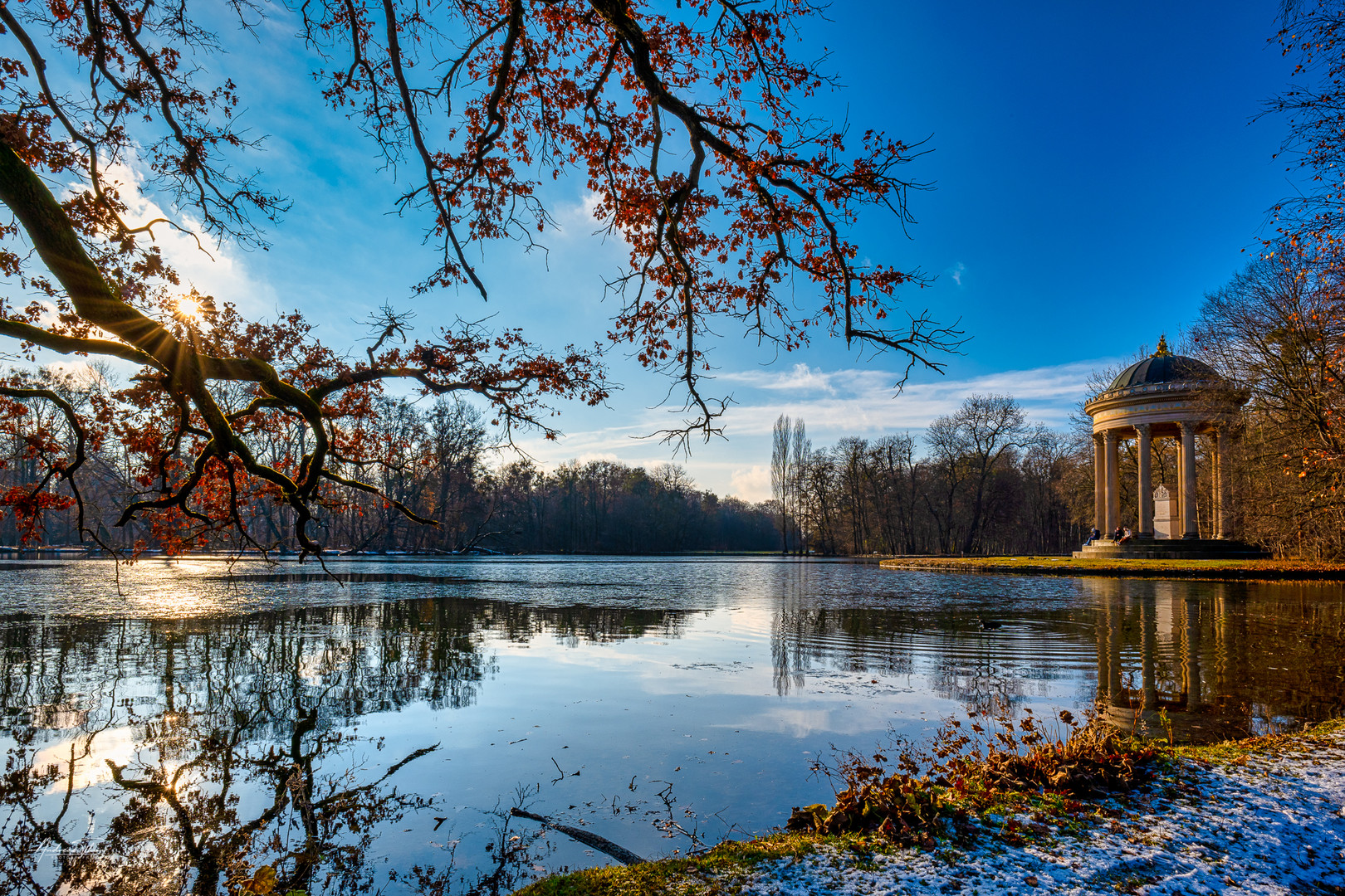 Der Apollo-Tempel im Schloßpark Nymphenburg in München