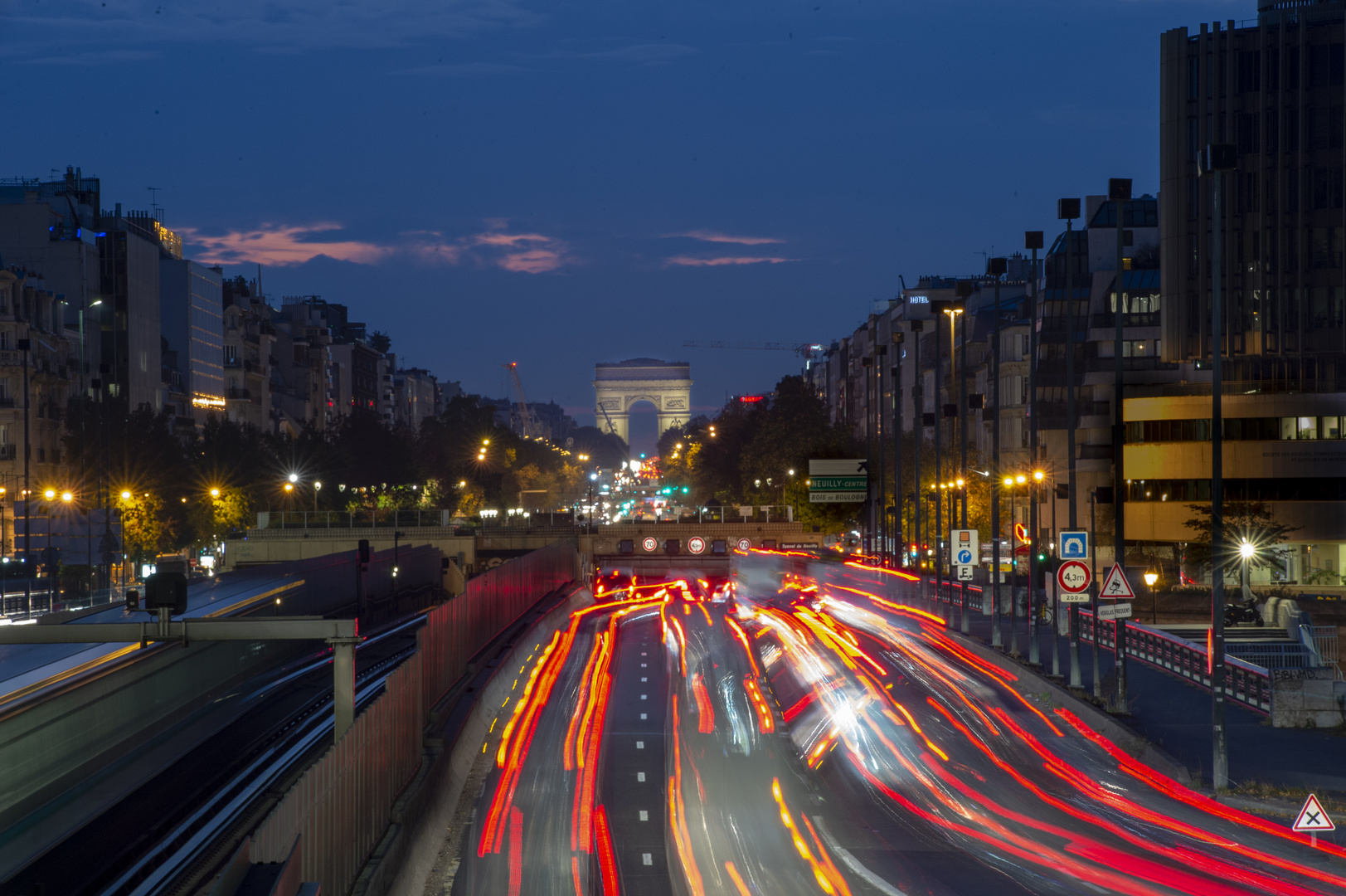 Der Arc de Triomphe kurz vor Sonnenaufgang von La Défense