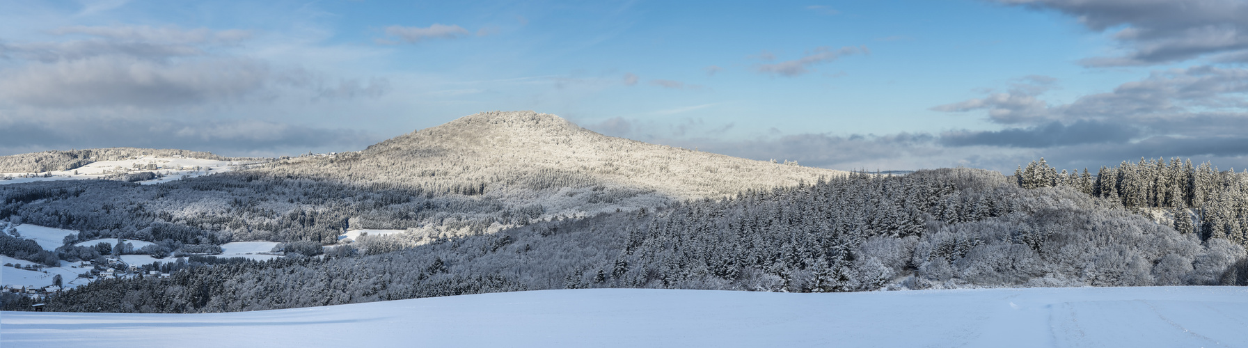 Der Aremberg in der verschneiten Eifel