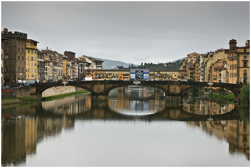 Der Arno in Florenz im Herbst 2