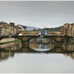 Der Arno in Florenz im Herbst 2