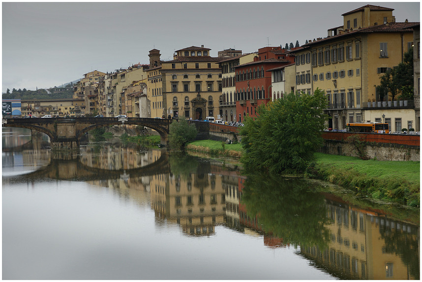 Der Arno in Florenz im Herbst