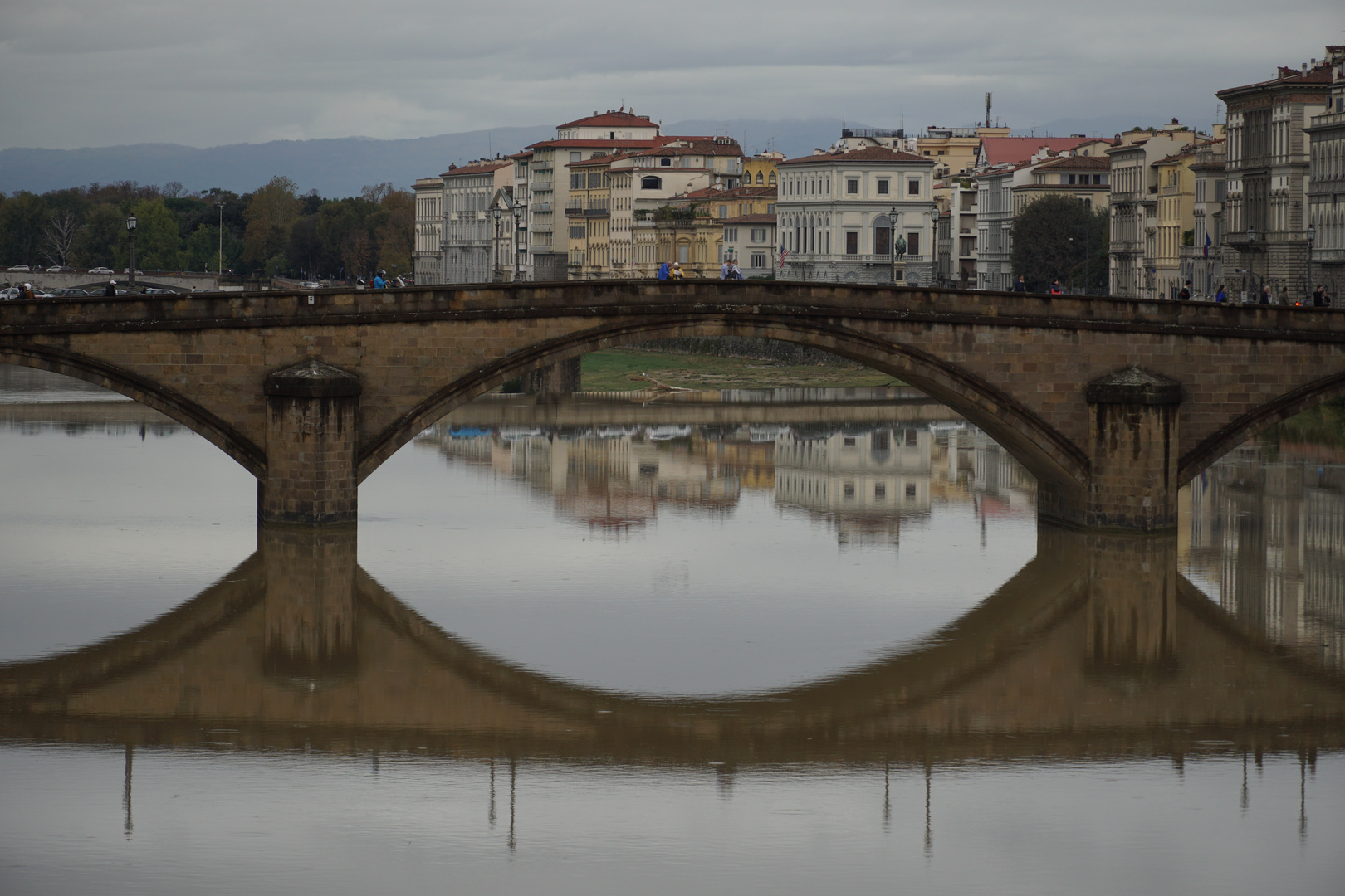 Der Arno in Florenz mit Ponte Vechio