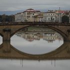 Der Arno in Florenz mit Ponte Vechio