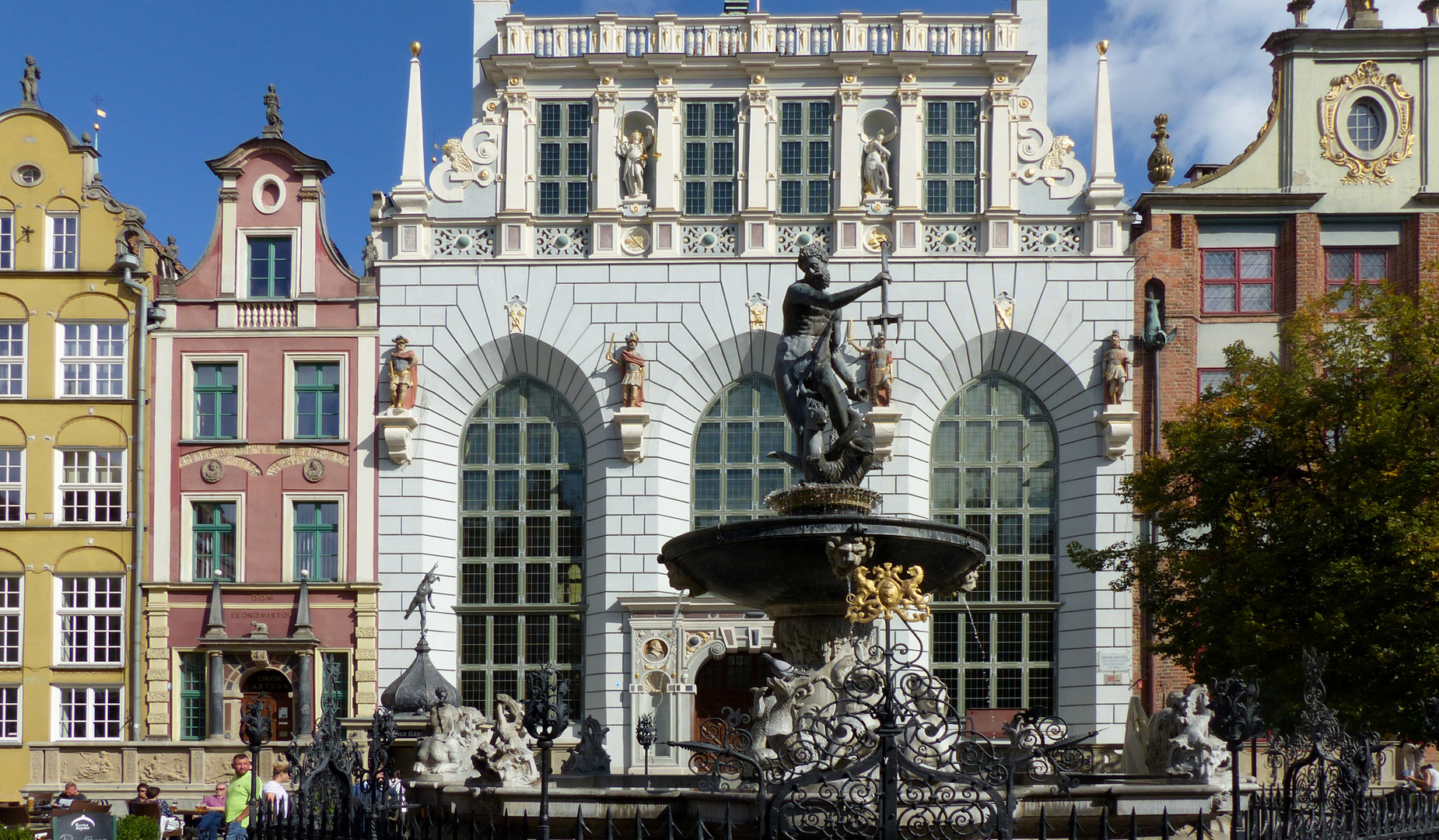 Der Artushof mit dem Neptunbrunnen davor auf dem Langen Markt in Danzig.