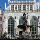 Der Artushof mit dem Neptunbrunnen davor auf dem Langen Markt in Danzig.