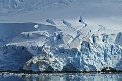 Der Astudillo-Gletscher fliesst in Meer