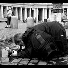 der auf dem Petersplatz niederkniet...