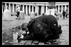 der auf dem Petersplatz niederkniet...