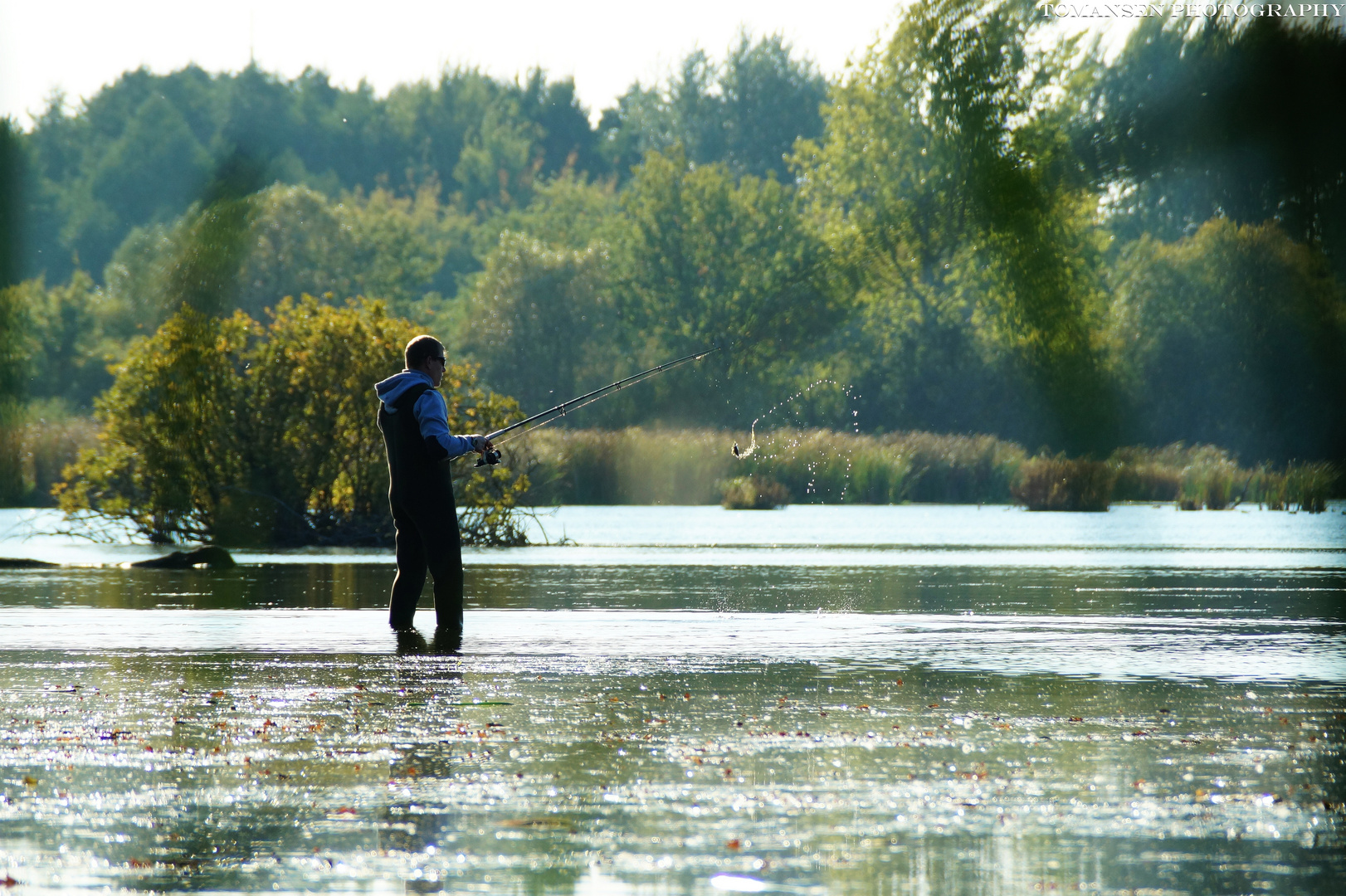 Der auf dem Wasser fischt ;)